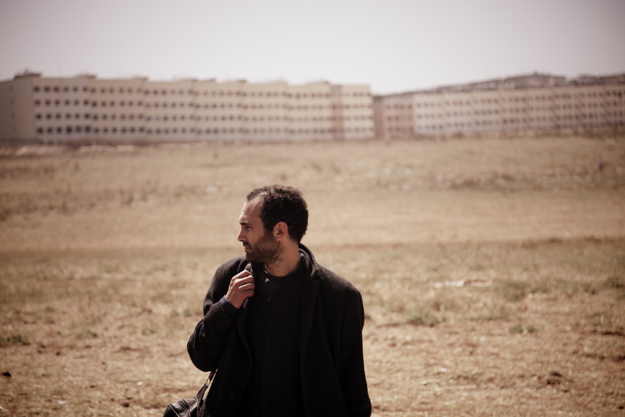 Still of Khalid Abdalla in Itar el-layl (2014)