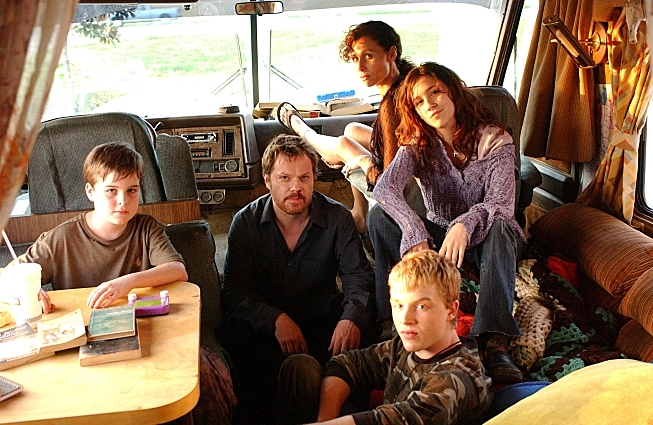 Still of Minnie Driver, Eddie Izzard, Shannon Woodward and Aidan Mitchell in The Riches (2007)