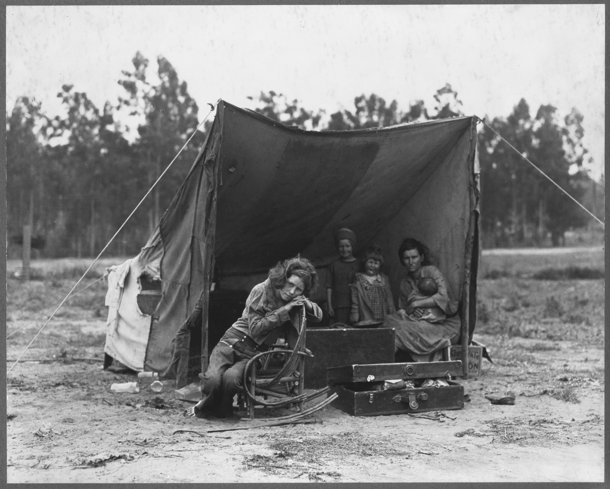 Still of Florence Thompson and Dorothea Lange in The Dust Bowl (2012)