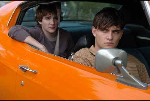 Still of Kyle Gallner and Shiloh Fernandez in Red (2008)