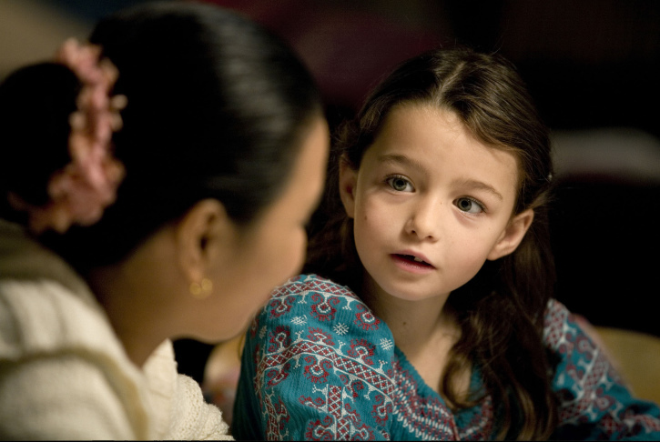 Still of Marife Necesito and Sophie Nyweide in Mammoth (2009)