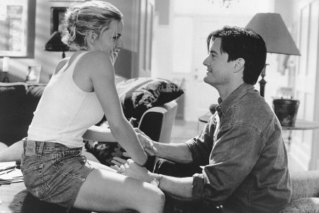 Still of Elisabeth Shue and Kyle MacLachlan in The Trigger Effect (1996)
