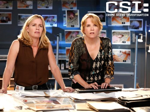 Still of Elisabeth Shue and Lea Thompson in CSI kriminalistai (2000)