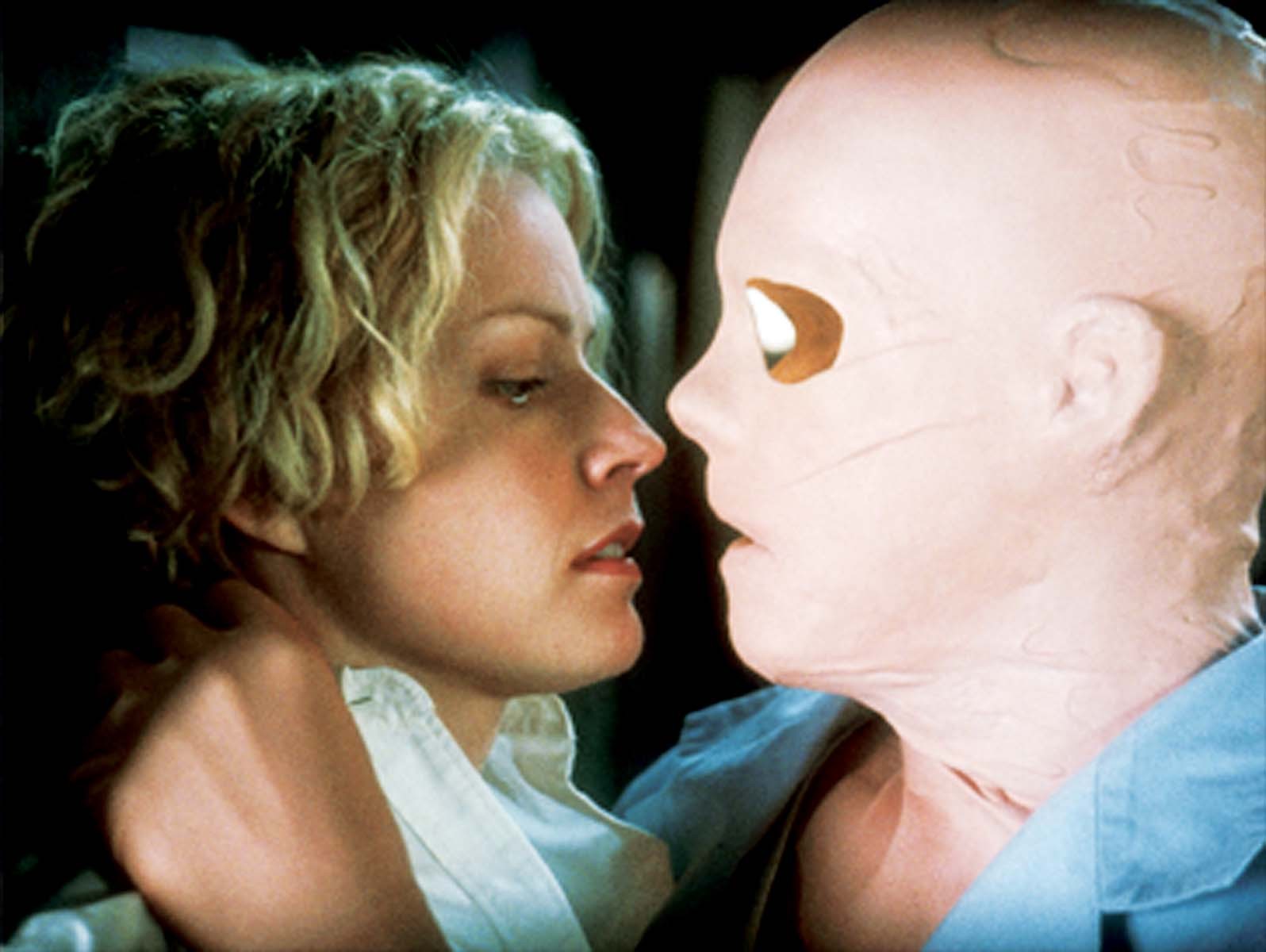 Still of Elisabeth Shue in Hollow Man (2000)