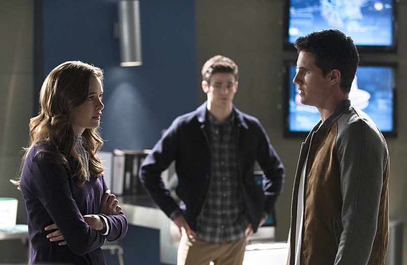 Still of Danielle Panabaker, Robbie Amell and Grant Gustin in The Flash (2014)