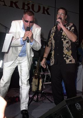 Dan Aykroyd and Tom Sizemore at event of Perl Harboras (2001)