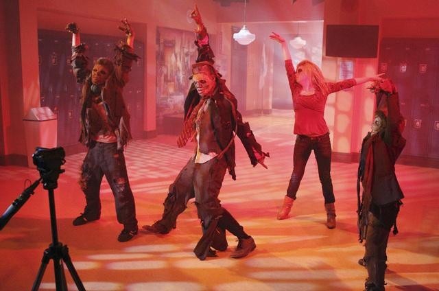 Still of Roshon Fegan, Evie Thompson, Davis Cleveland and Adam Irigoyen in Shake It Up! (2010)
