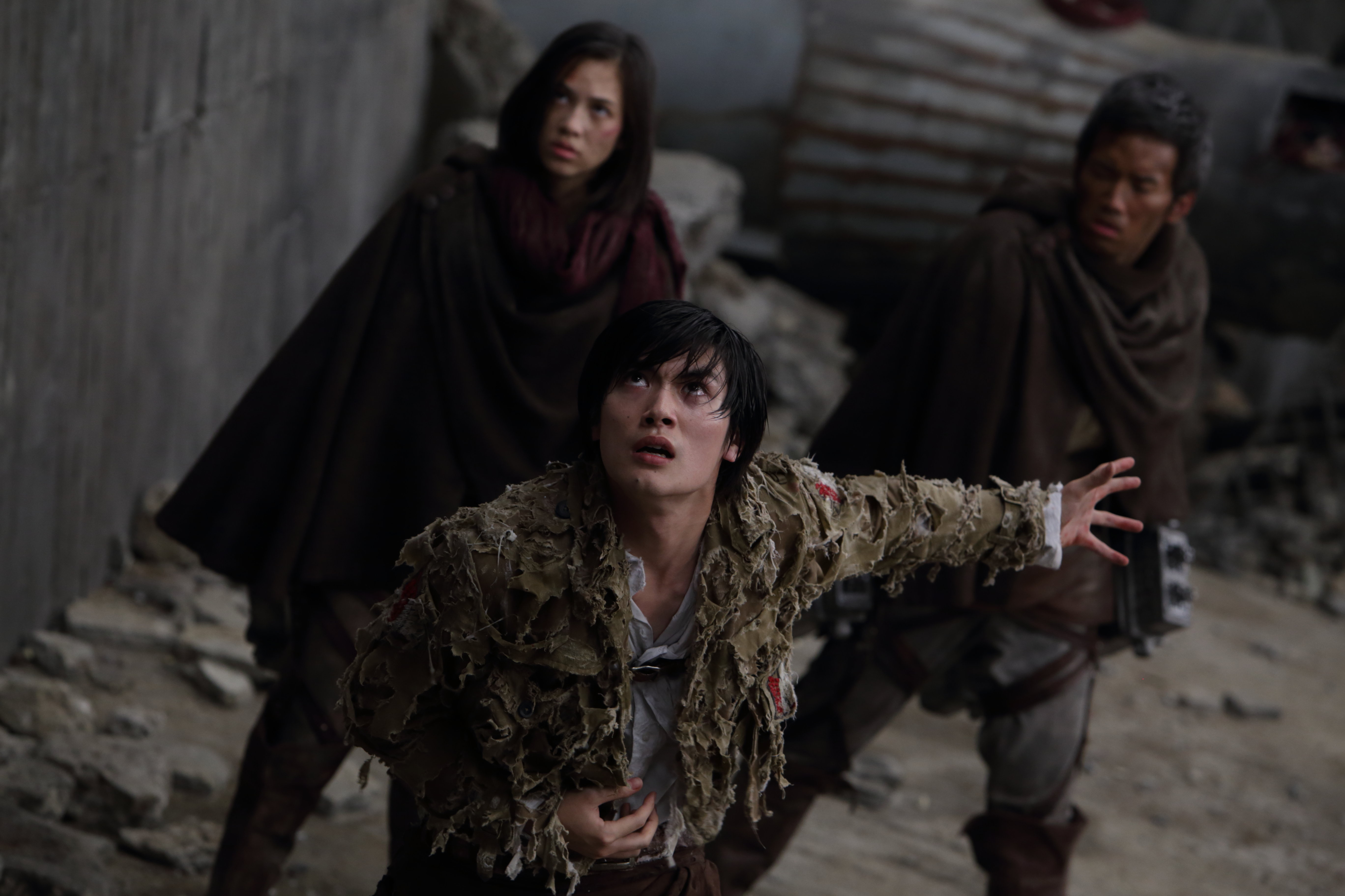 Still of Haruma Miura, Kiko Mizuhara and Takahiro Miura in Shingeki no kyojin endo obu za wârudo (2015)