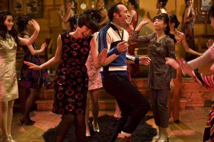 Still of Jean Dujardin and Moon Dailly in OSS 117: Rio ne répond plus (2009)