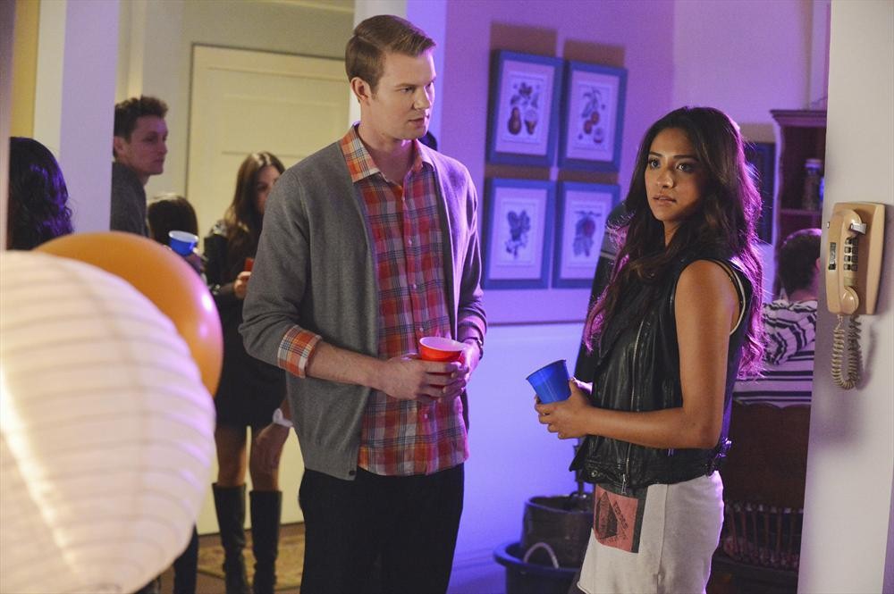 Still of Mark Schroeder and Shay Mitchell in Jaunosios melages (2010)