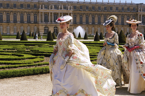 Still of Kirsten Dunst, Judy Davis and Céline Sallette in Marie Antoinette (2006)