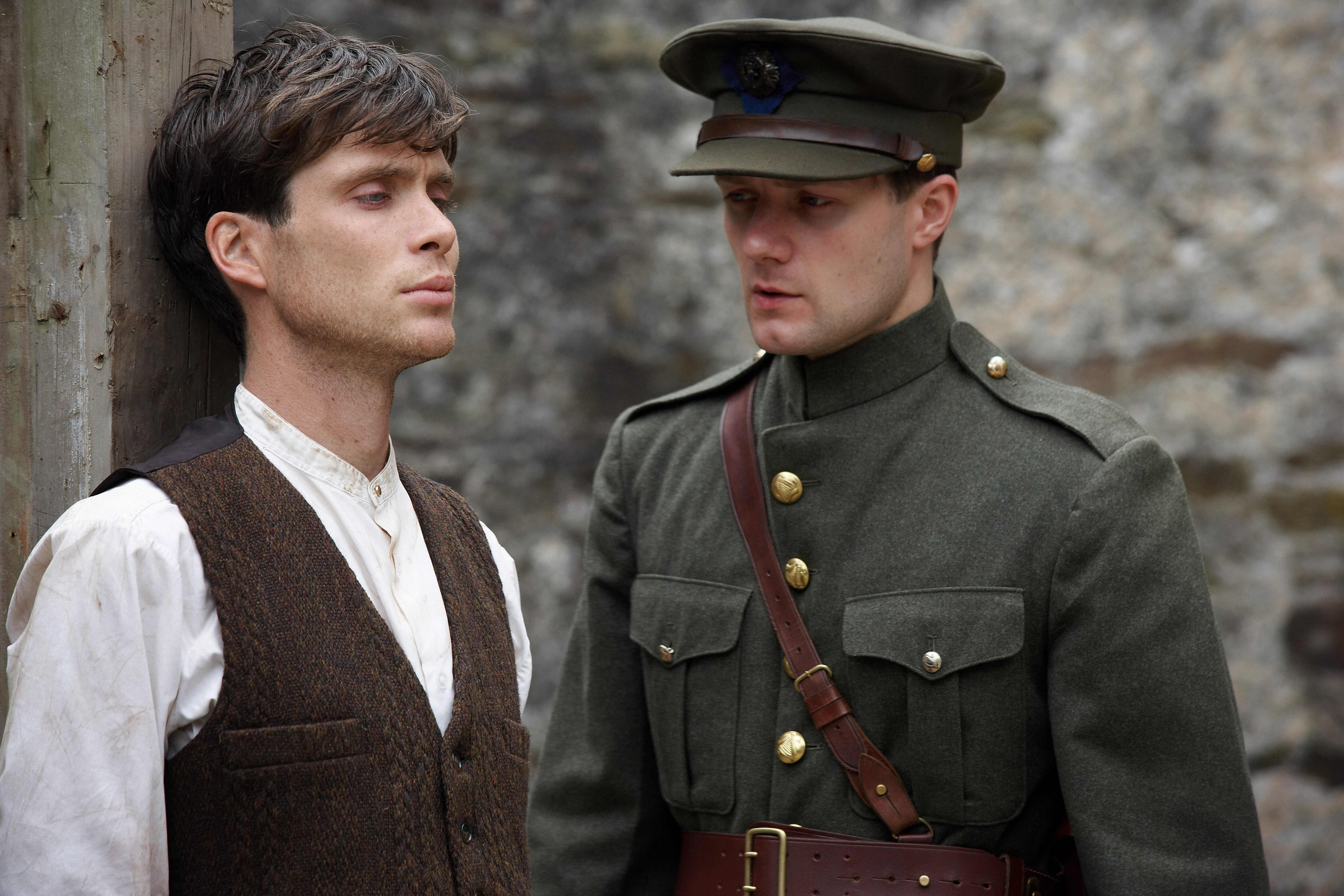 Still of Cillian Murphy and Pádraic Delaney in The Wind That Shakes The Barley (2006)