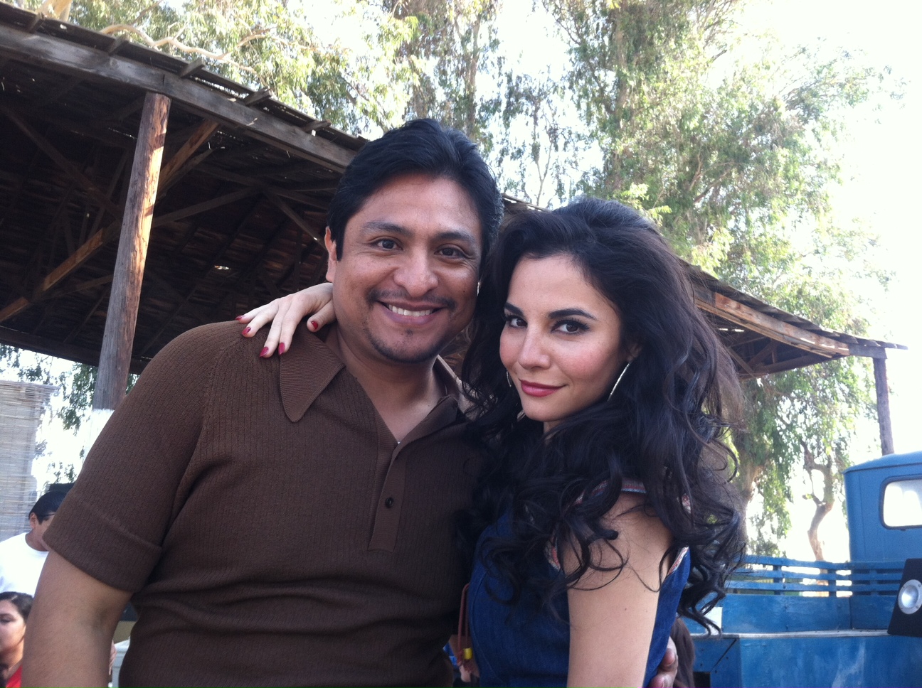 Omar Leyva with Martha Higareda on the set of 