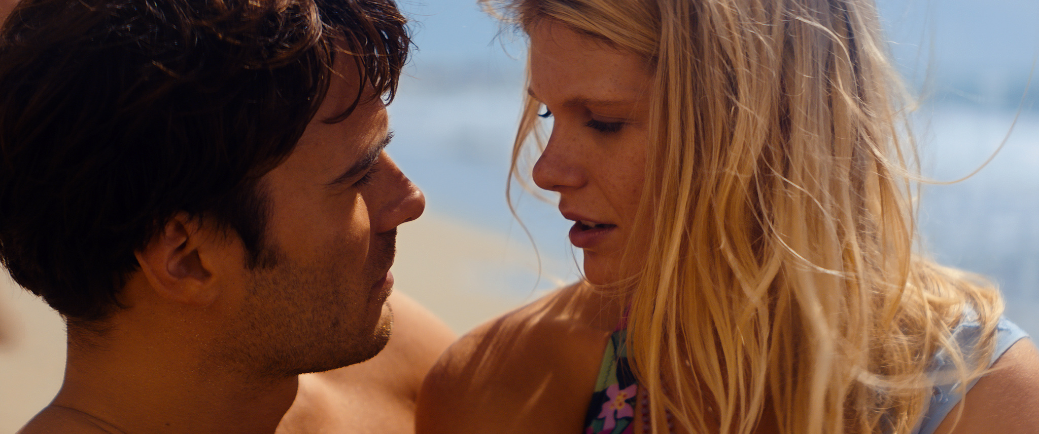 Still of Giulio Berruti and Hannah Arterton in Atostogos! (2014)