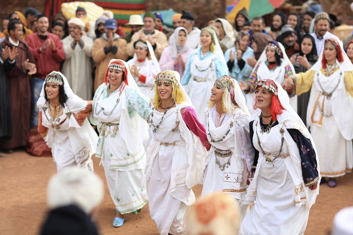 Still of Hiam Abbass, Biyouna, Sabrina Ouazani, Leïla Bekhti and Hafsia Herzi in La source des femmes (2011)