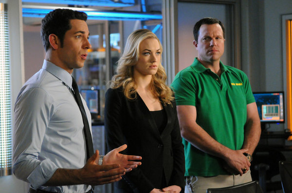 Still of Adam Baldwin, Zachary Levi and Yvonne Strahovski in Cakas (2007)