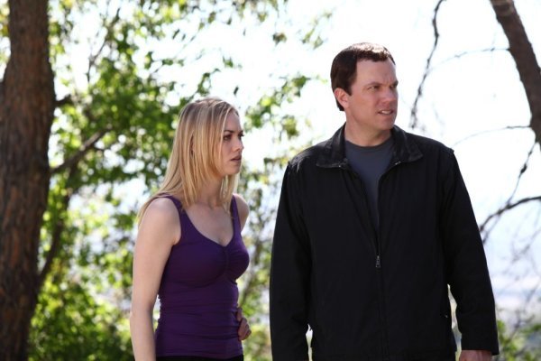 Still of Adam Baldwin and Yvonne Strahovski in Cakas (2007)