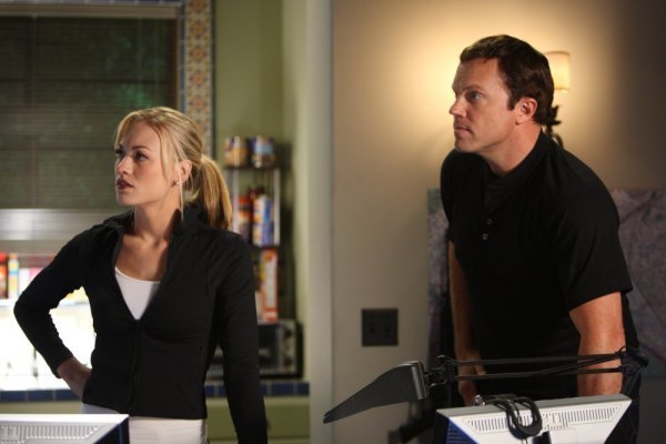 Still of Adam Baldwin and Yvonne Strahovski in Cakas (2007)