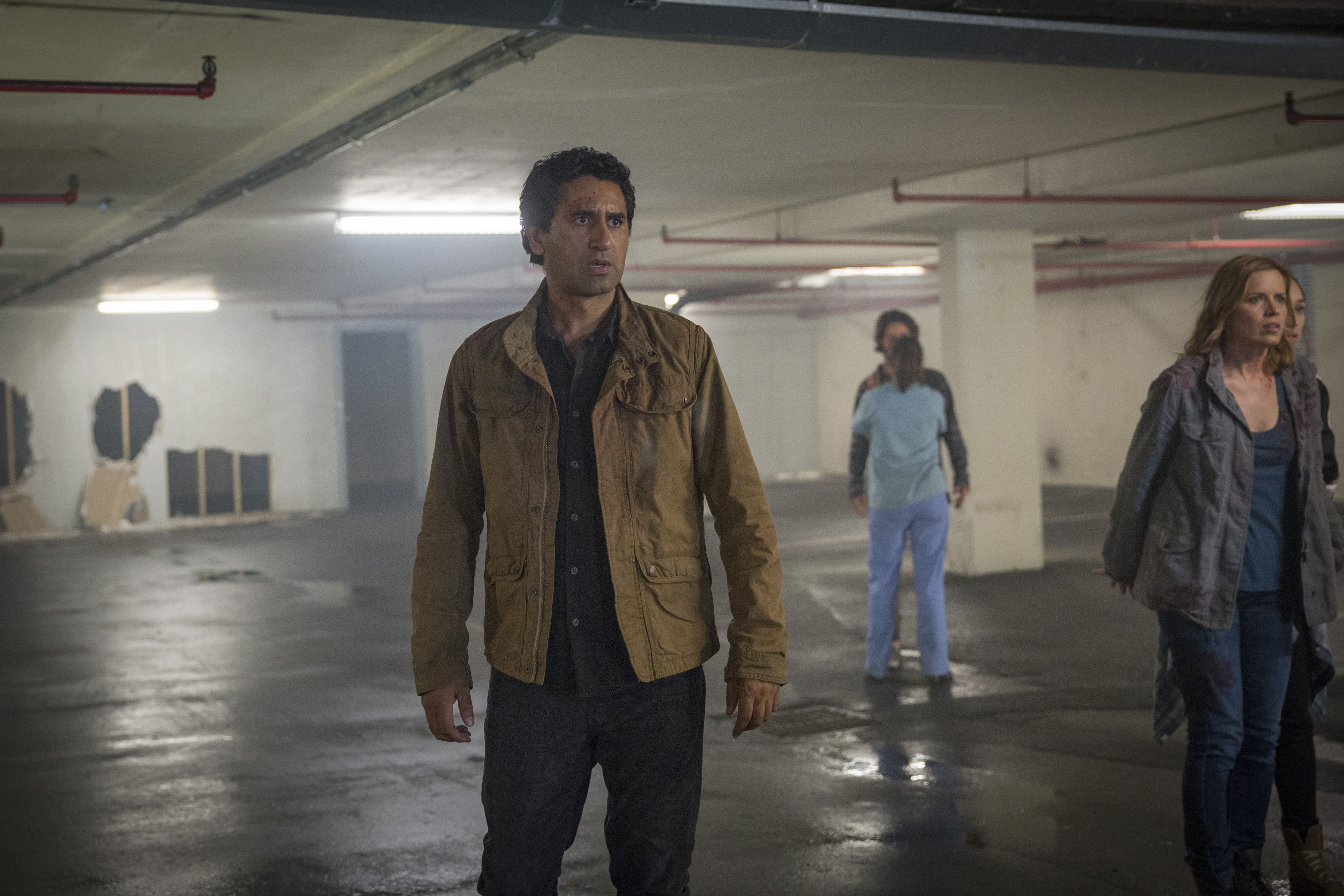 Still of Cliff Curtis, Kim Dickens, Elizabeth Rodriguez and Lorenzo James Henrie in Fear the Walking Dead (2015)