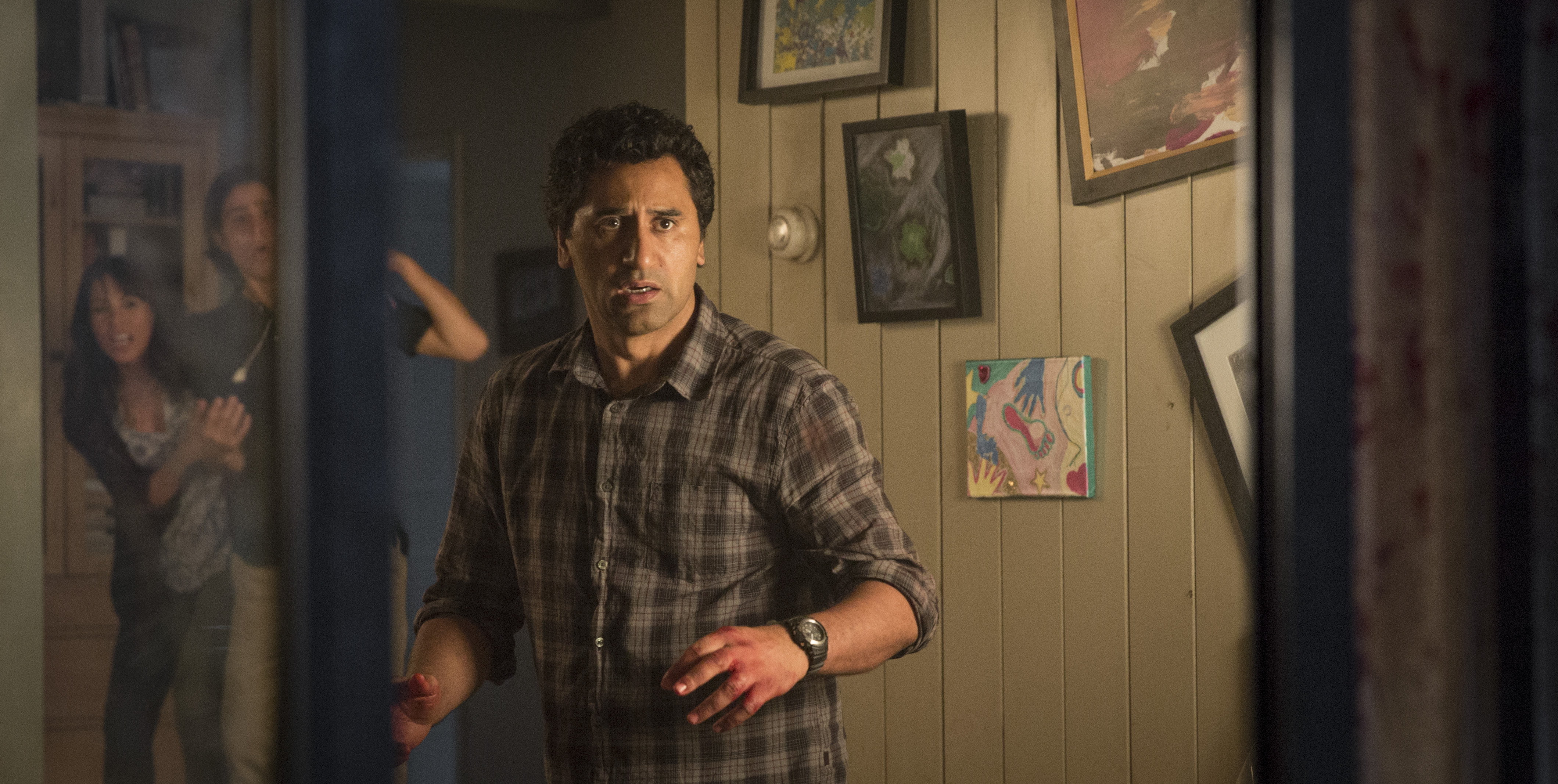 Still of Cliff Curtis, Elizabeth Rodriguez and Lorenzo James Henrie in Fear the Walking Dead (2015)