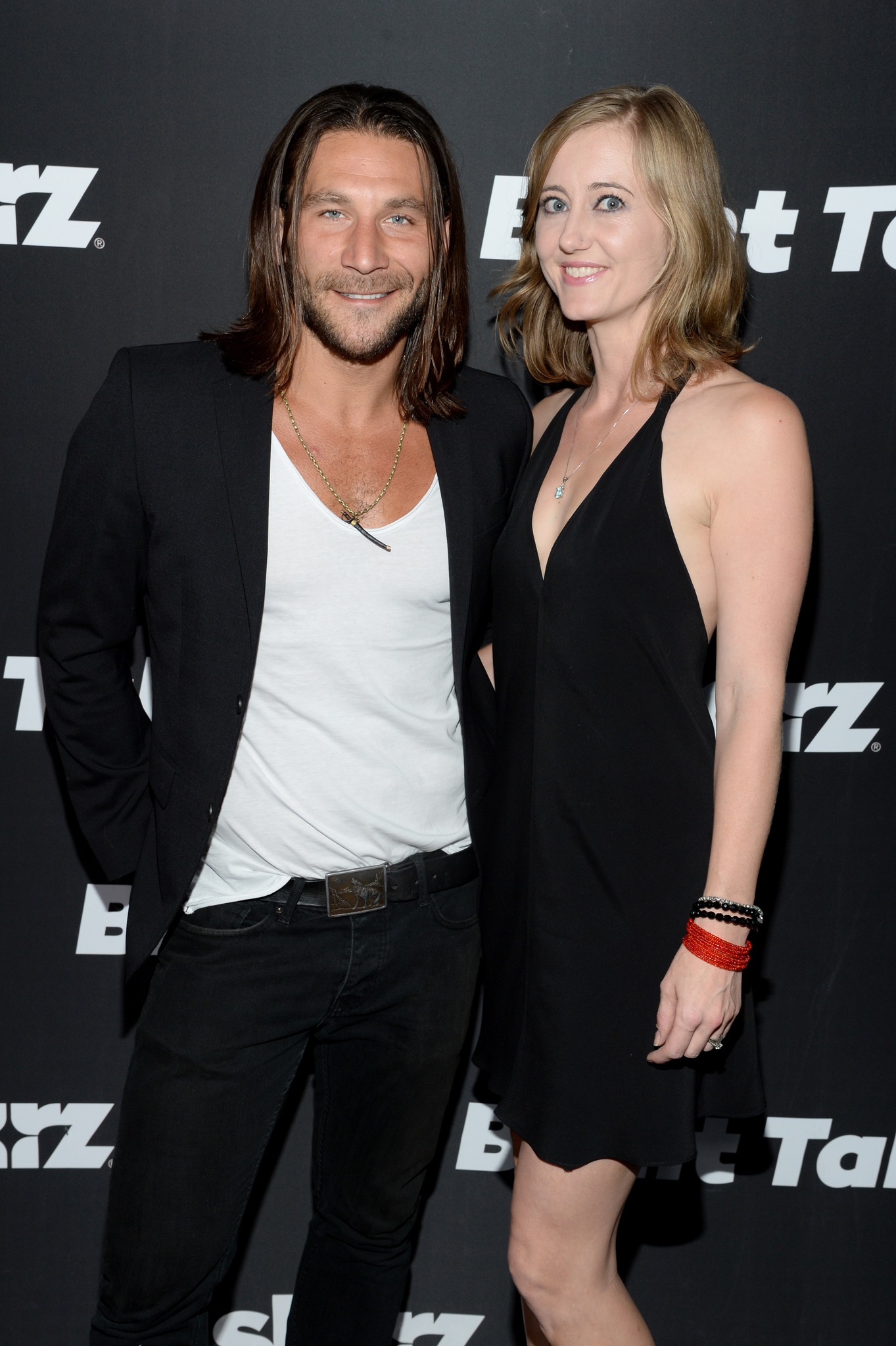 Emily Johnson and Zach McGowan at event of Blunt Talk (2015)