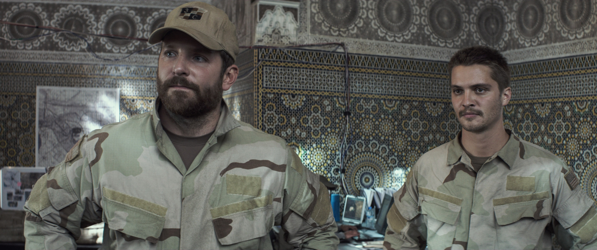 Still of Bradley Cooper and Luke Grimes in Amerikieciu snaiperis (2014)