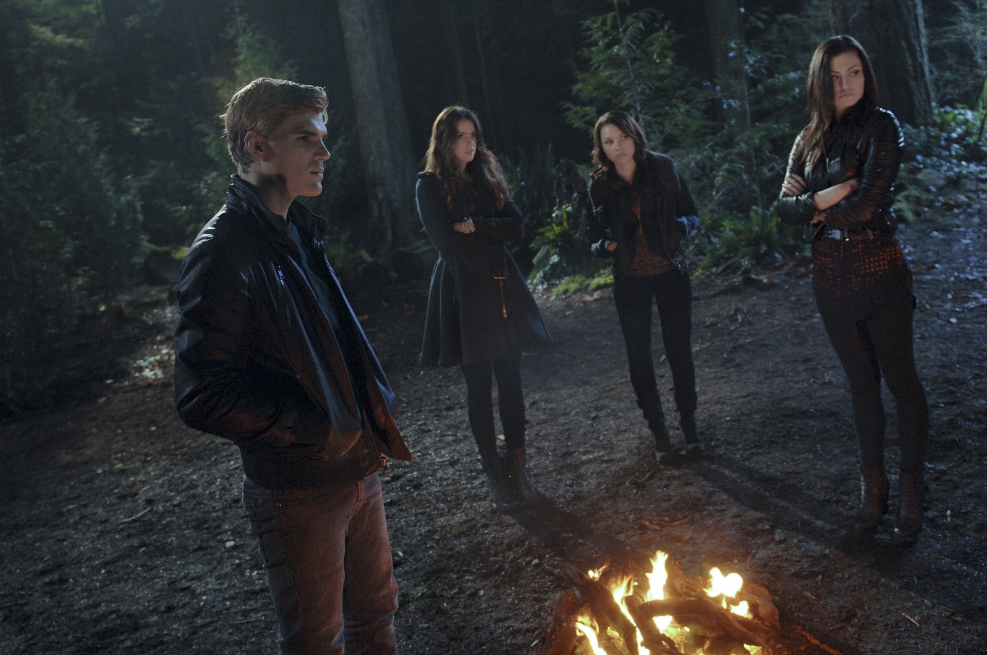 Still of Phoebe Tonkin, Jessica Parker Kennedy, Shelley Hennig and Chris Zylka in The Secret Circle (2011)