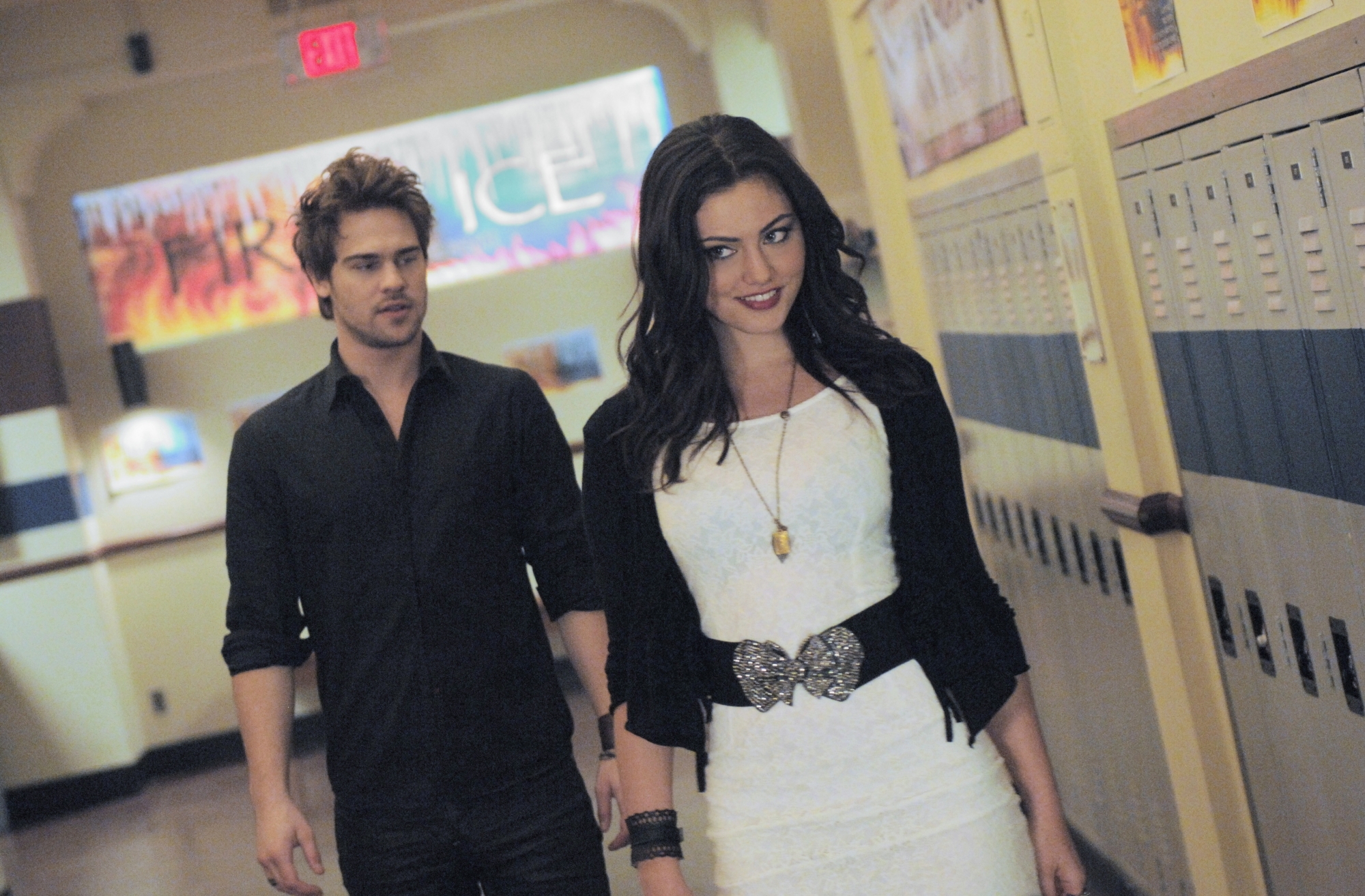 Still of Phoebe Tonkin and Grey Damon in The Secret Circle (2011)