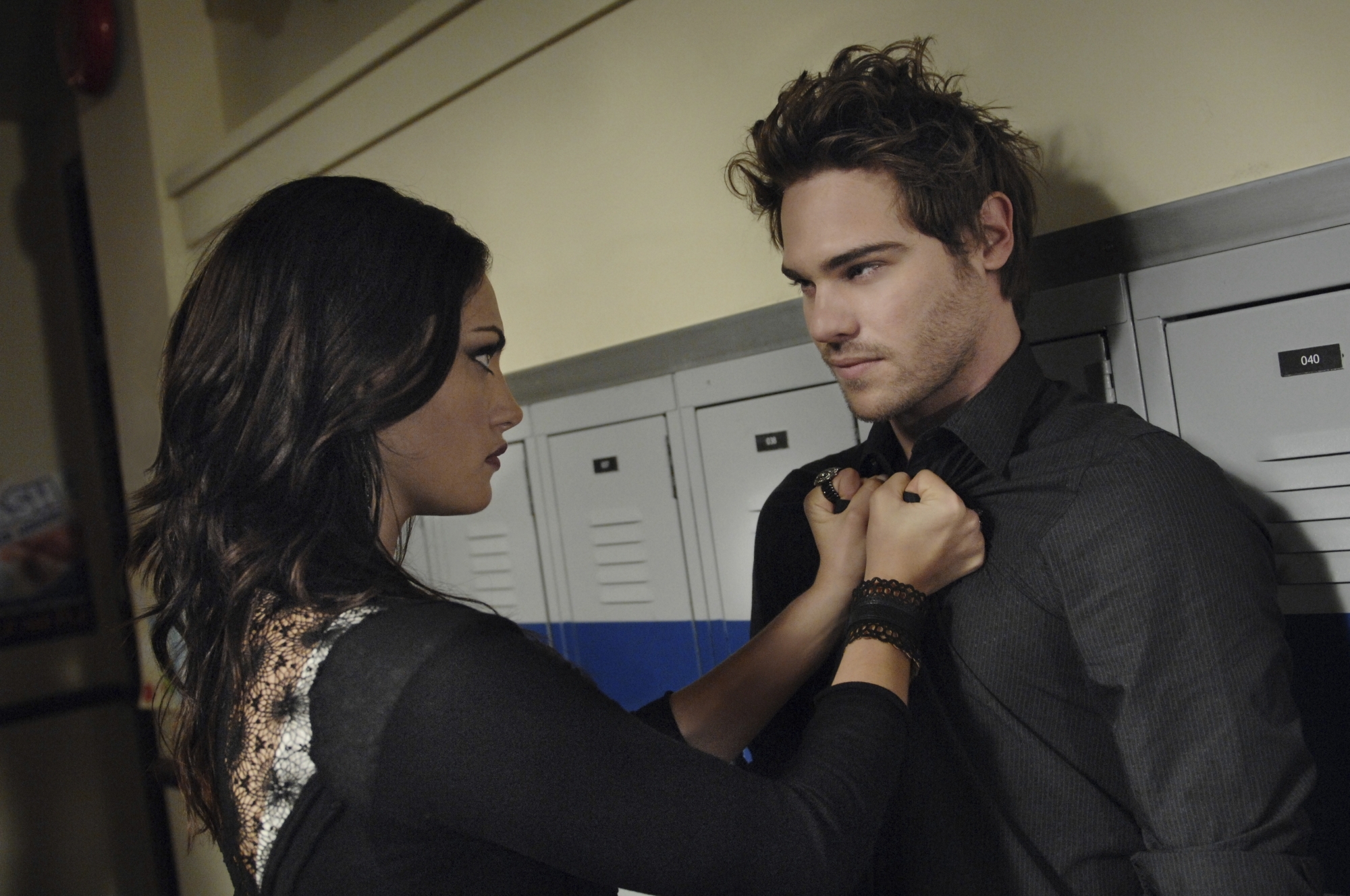 Still of Phoebe Tonkin and Grey Damon in The Secret Circle (2011)