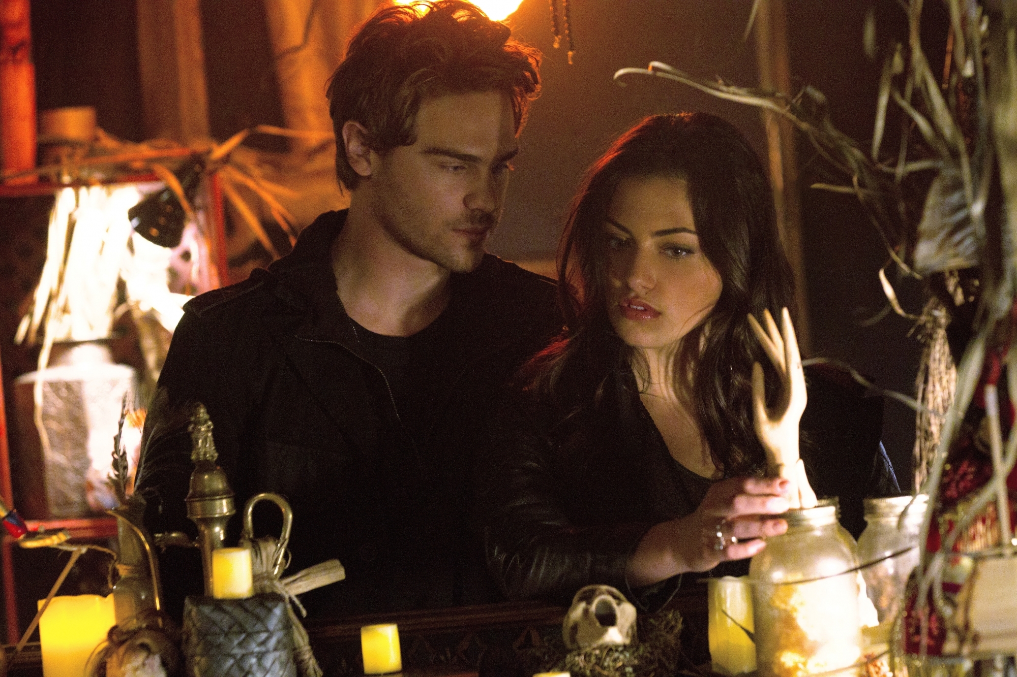 Still of Phoebe Tonkin and Grey Damon in The Secret Circle (2011)