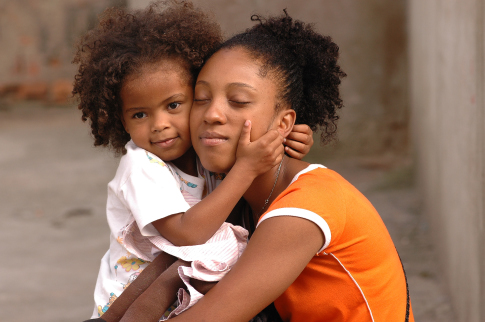 Still of Negra Li and Nathalye Cris in Antônia: O Filme (2006)
