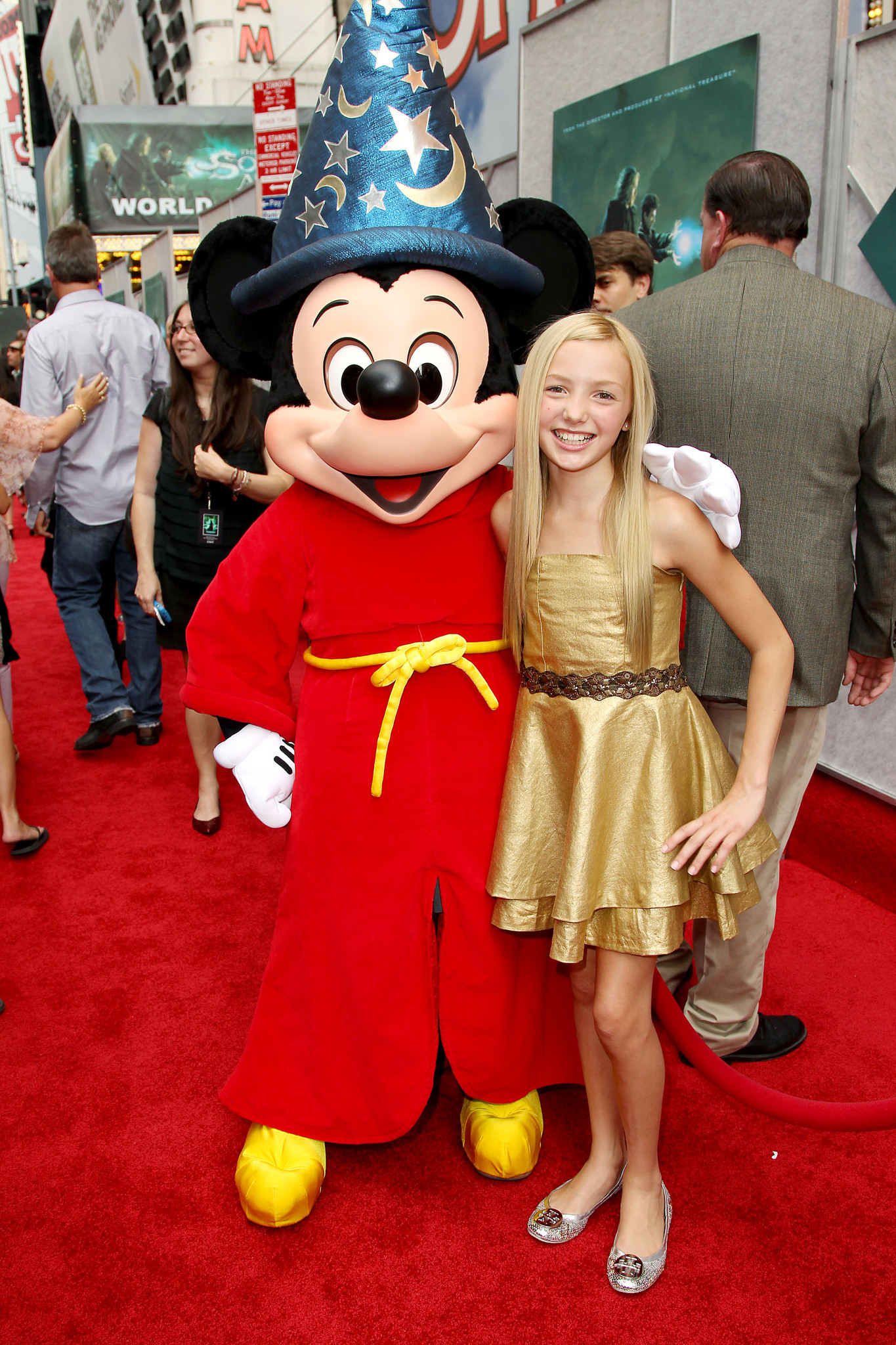 Wayne Allwine and Peyton List at event of Burtininko mokinys (2010)