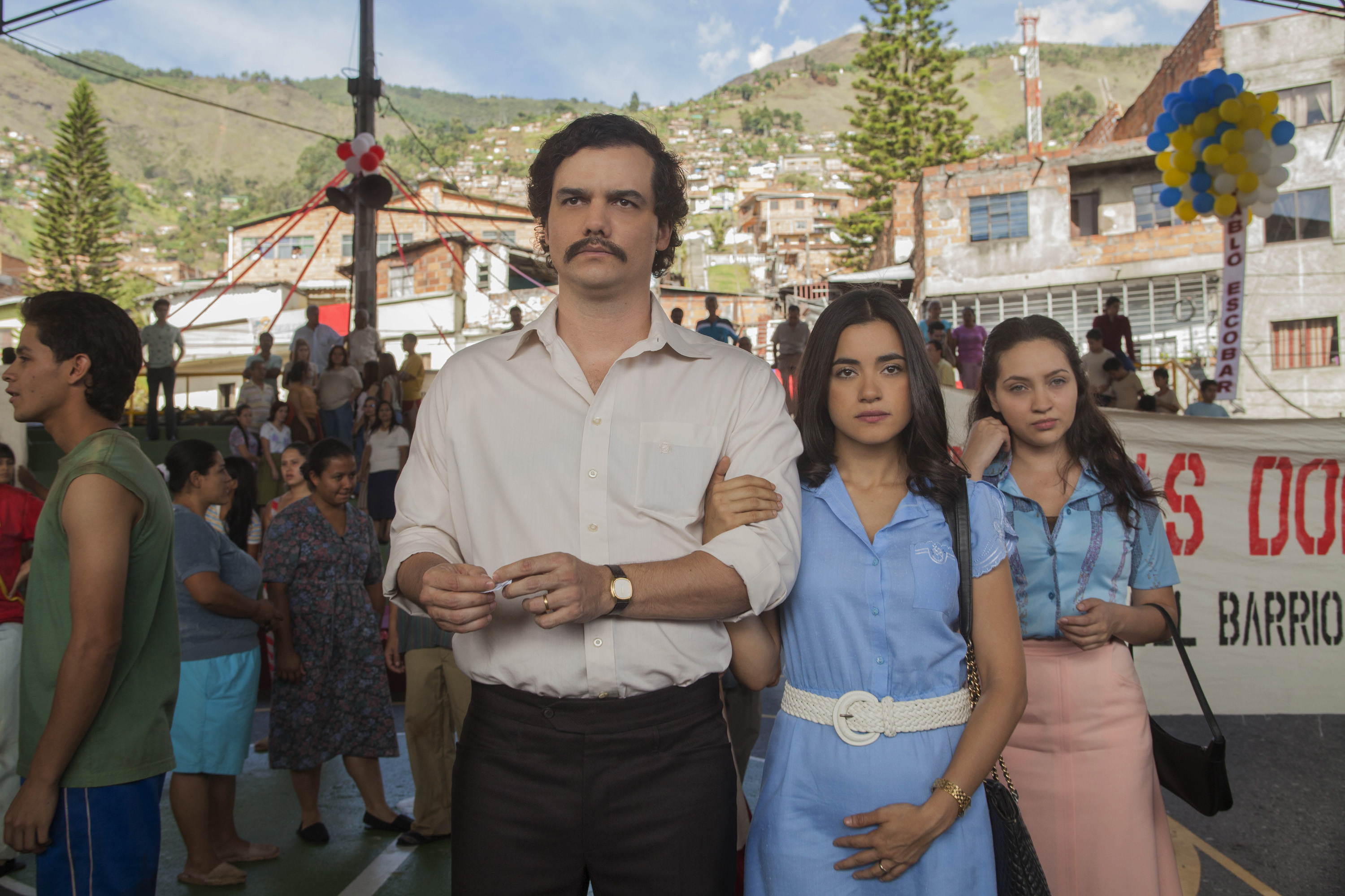 Still of Wagner Moura and Paulina Gaitan in Narcos (2015)