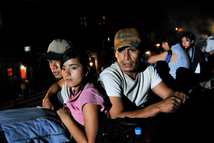 Still of Gerardo Taracena and Paulina Gaitan in Sin nombre (2009)