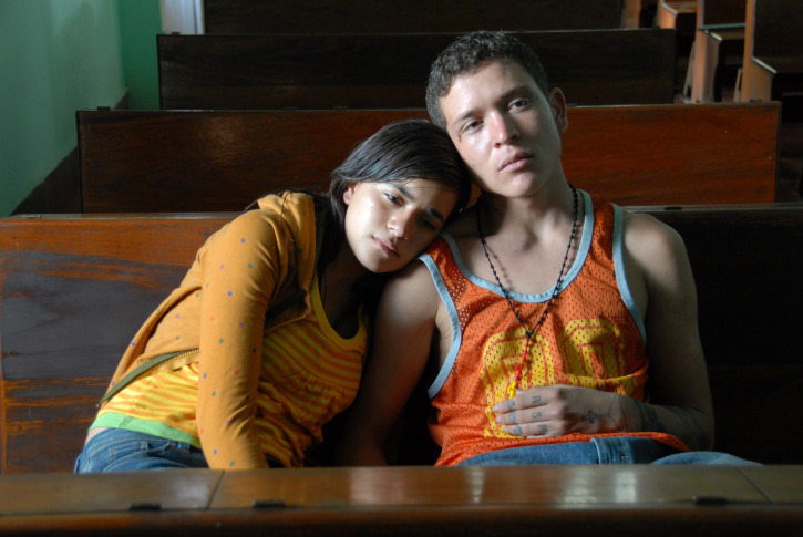 Still of Edgar Flores and Paulina Gaitan in Sin nombre (2009)