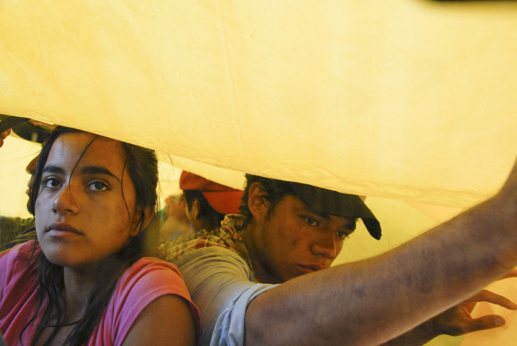 Still of Guillermo Villegas and Paulina Gaitan in Sin nombre (2009)