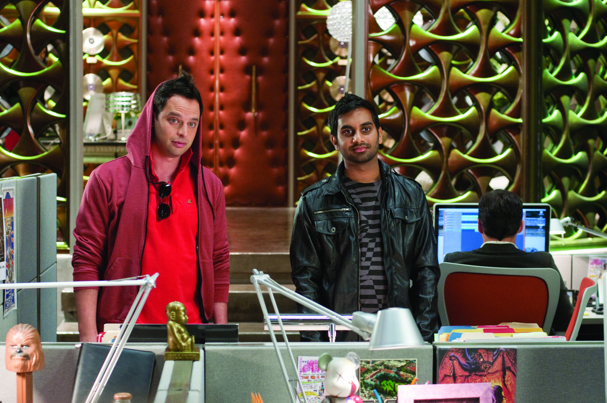 Still of Nick Kroll and Aziz Ansari in Get Him to the Greek (2010)