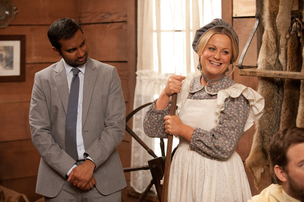 Still of Amy Poehler and Aziz Ansari in Parks and Recreation (2009)