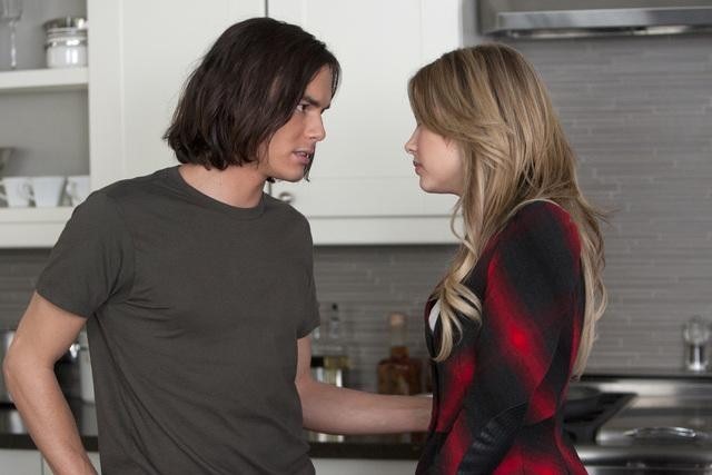 Still of Ashley Benson and Tyler Blackburn in Jaunosios melages (2010)