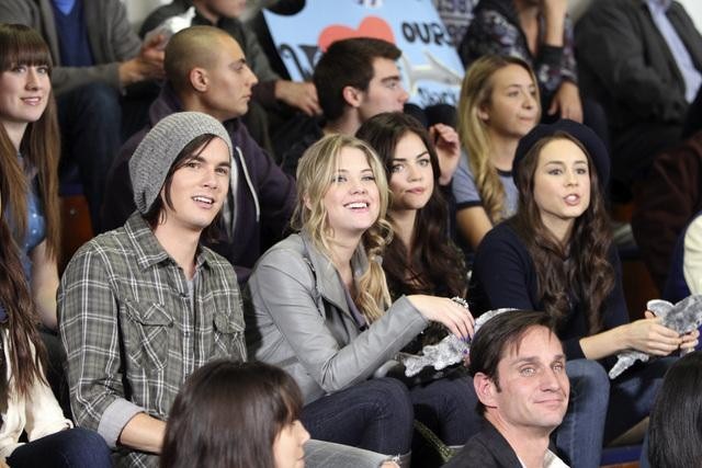 Still of Troian Bellisario, Lucy Hale, Ashley Benson and Tyler Blackburn in Jaunosios melages (2010)