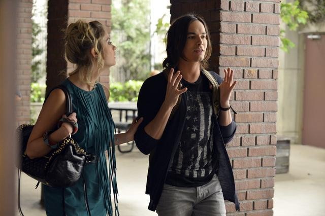 Still of Ashley Benson and Tyler Blackburn in Jaunosios melages (2010)