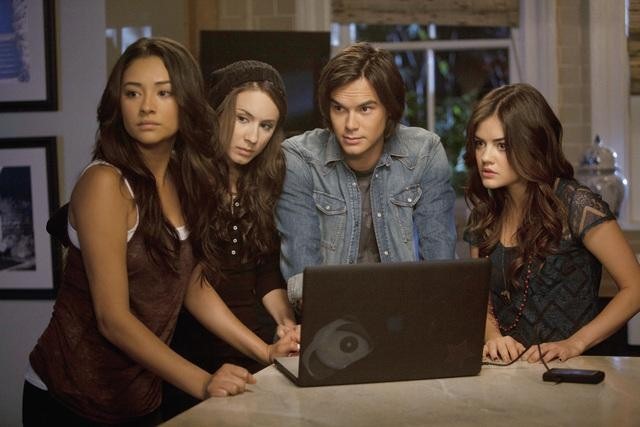 Still of Troian Bellisario, Lucy Hale, Tyler Blackburn and Shay Mitchell in Jaunosios melages (2010)