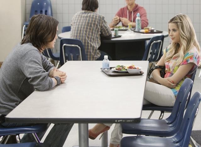 Still of Ashley Benson and Tyler Blackburn in Jaunosios melages (2010)