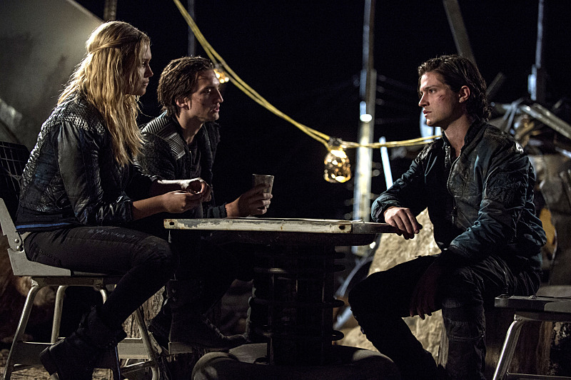 Still of Eliza Taylor, Richard Harmon and Thomas McDonell in The 100 (2014)