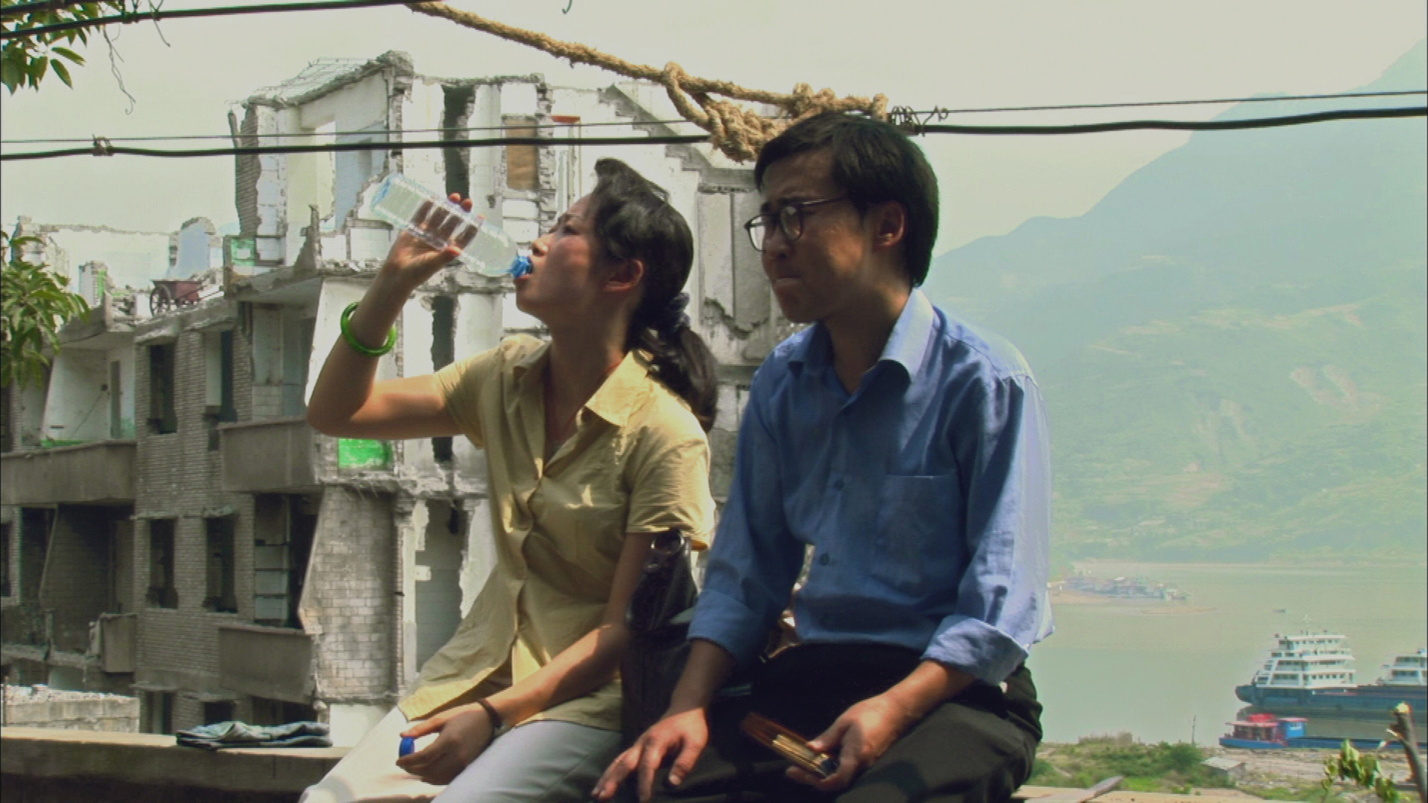 Still of Hongwei Wang and Tao Zhao in Sanxia haoren (2006)