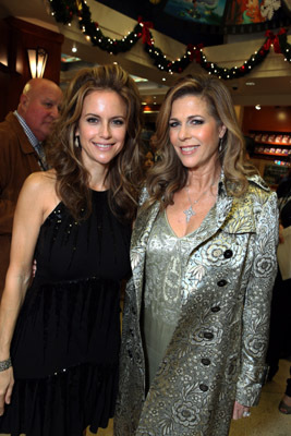 Kelly Preston and Rita Wilson at event of Seni vilkai (2009)