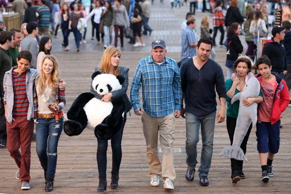 Still of Mary McCormack, Mike O'Malley, Ricardo Chavira, Justina Machado, Miguel Hernández, Caroline Yoder, Aramis Knight, Ella Rae Peck, Demetrio Hernandez and Junior Hernandez in Welcome to the Family (2013)