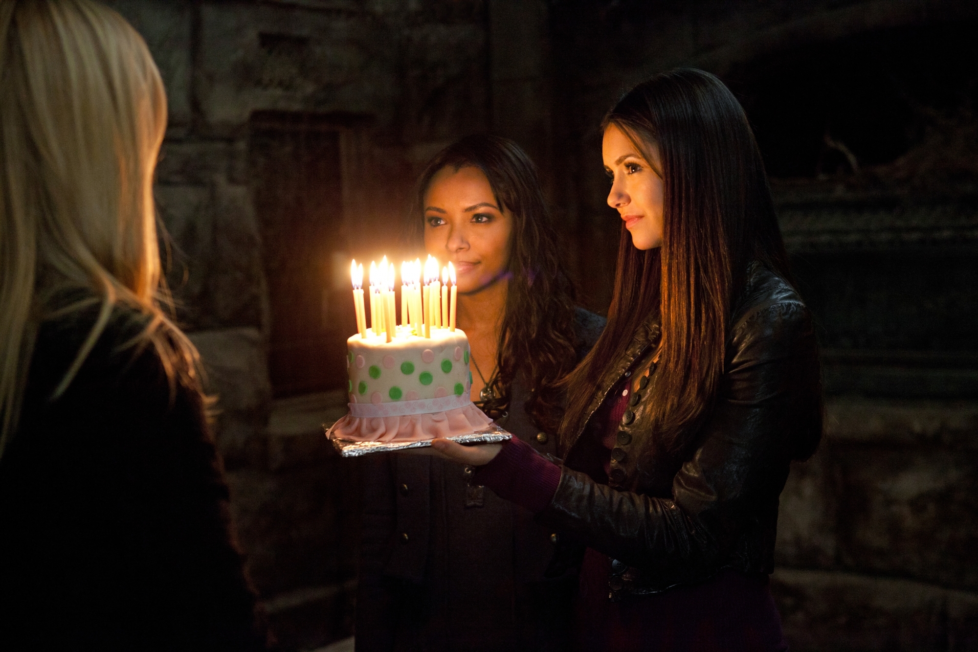 Still of Kat Graham, Candice Accola and Nina Dobrev in Vampyro dienorasciai (2009)