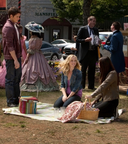 Still of Candice Accola and Nina Dobrev in Vampyro dienorasciai (2009)