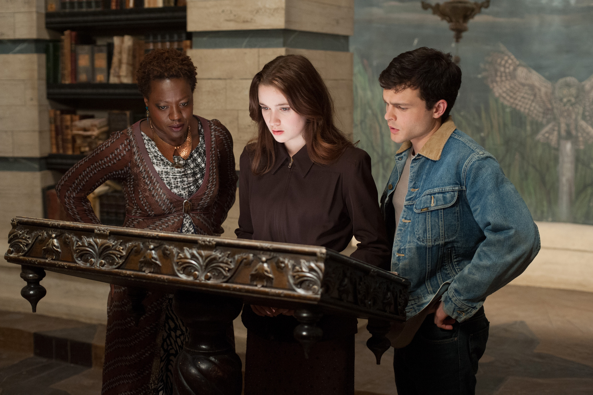 Still of Viola Davis, Alice Englert and Alden Ehrenreich in Nemirtinguju kronikos: nuostabus sutverimai (2013)